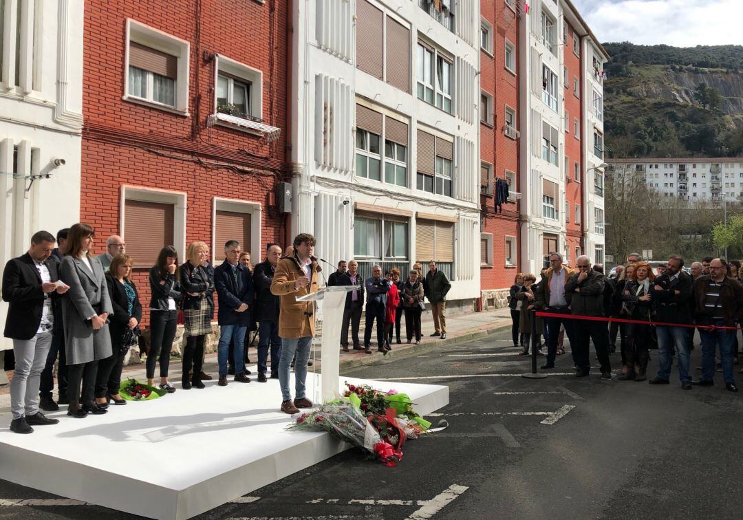 Homenaje este mediodía en Arrasate al exedil socialista Isaías Carrasco asesinado hace ahora once años por ETA. 