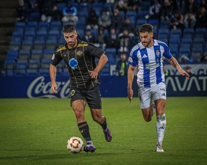 Miki Codina, jugador del Intercity, frente al Recreativo de Huelva