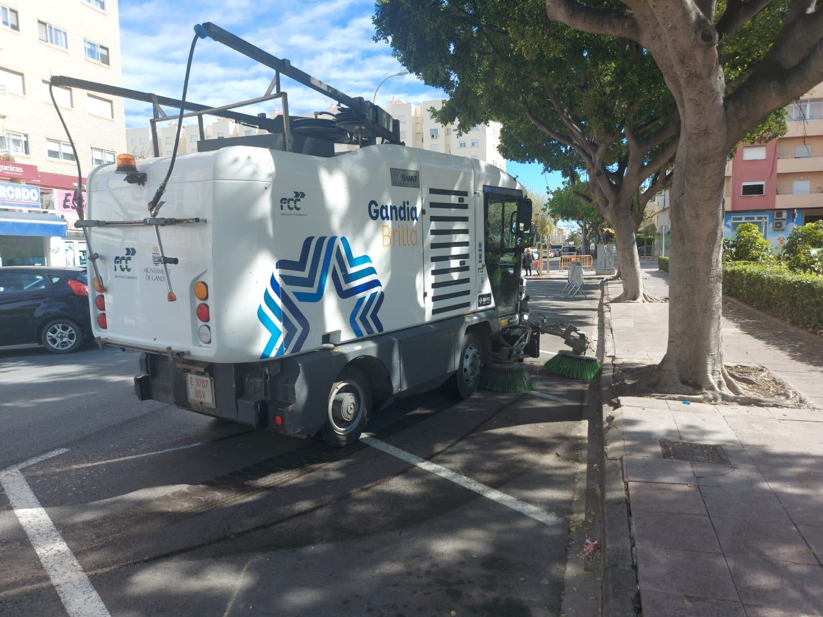 Limpieza tras un acto fallero en el Grau de Gandia