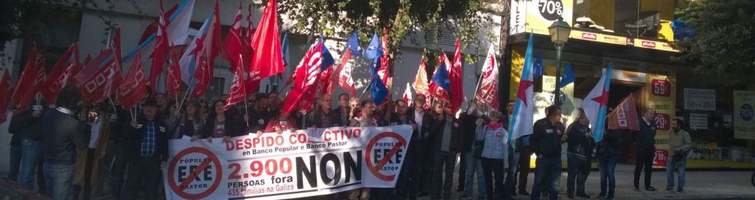 Movilización de los trabajadores del Banco Pastor en A Coruña