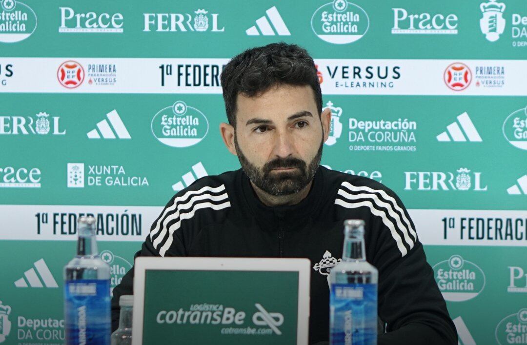 El entrenador Guillermo Fernández Romo, en rueda de prensa en el estadio de A Malata (foto: Racing Club Ferrol)