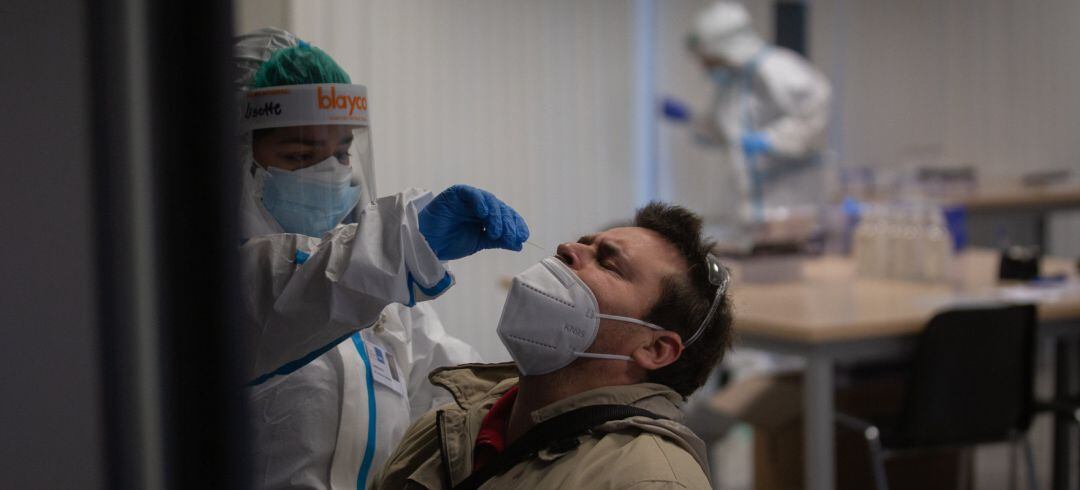 Imagen de archivo de un hombre al que se le está practicando una prueba PCR