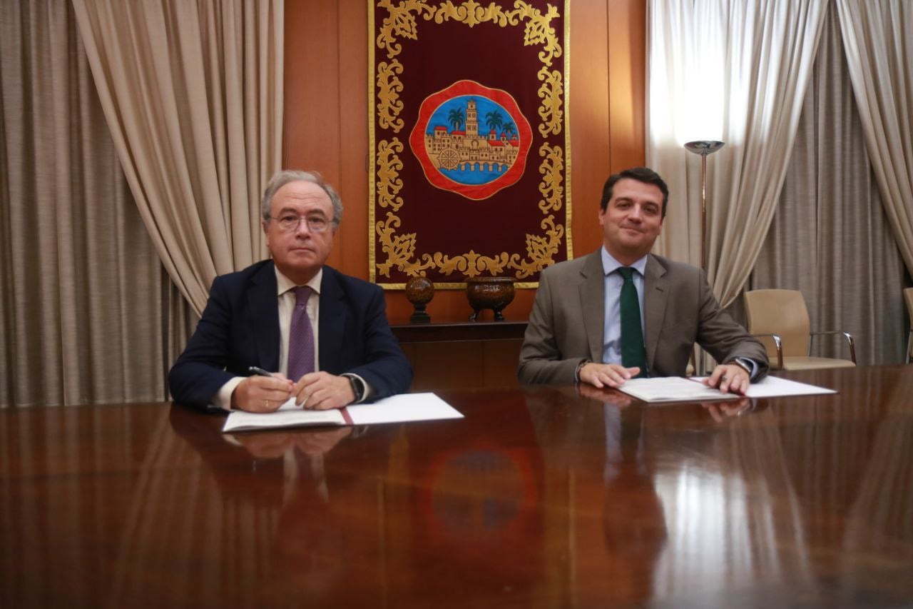 Antonio Díaz y Jose María Bellido, rubrican el convenio (Prensa Ayuntamiento. Rafa Mellado)