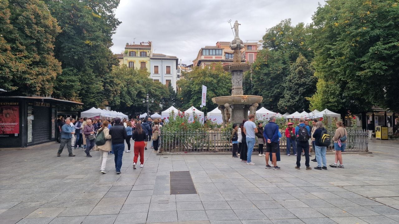 Turistas en Granada en octubre de 2024