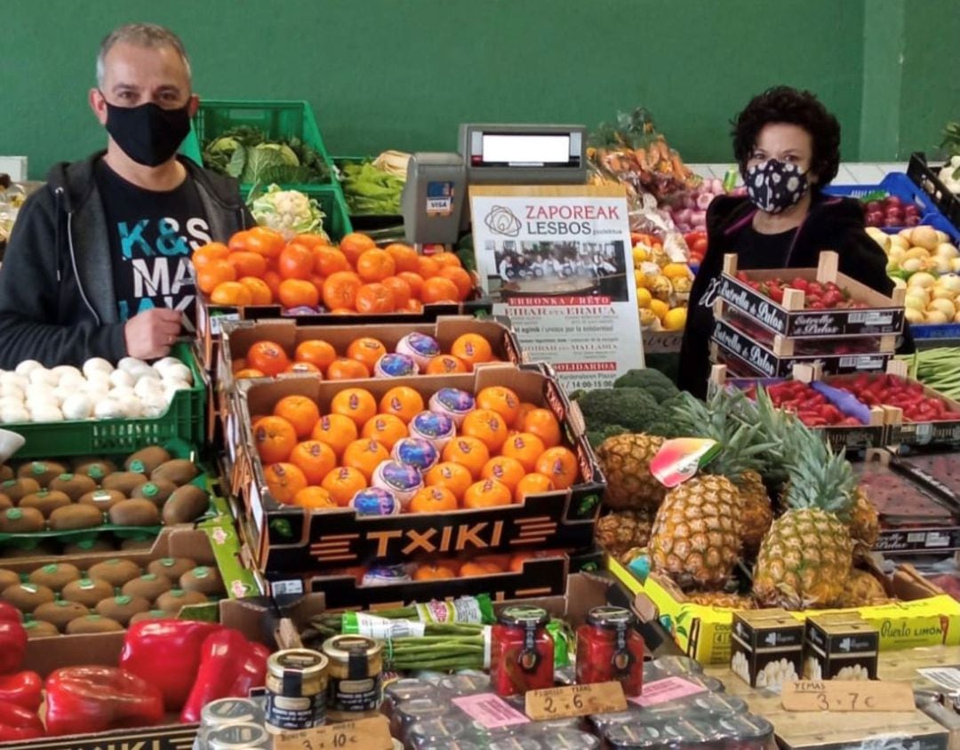 Fernando Dosantos y Arrate en su puesto de frutas y verduras