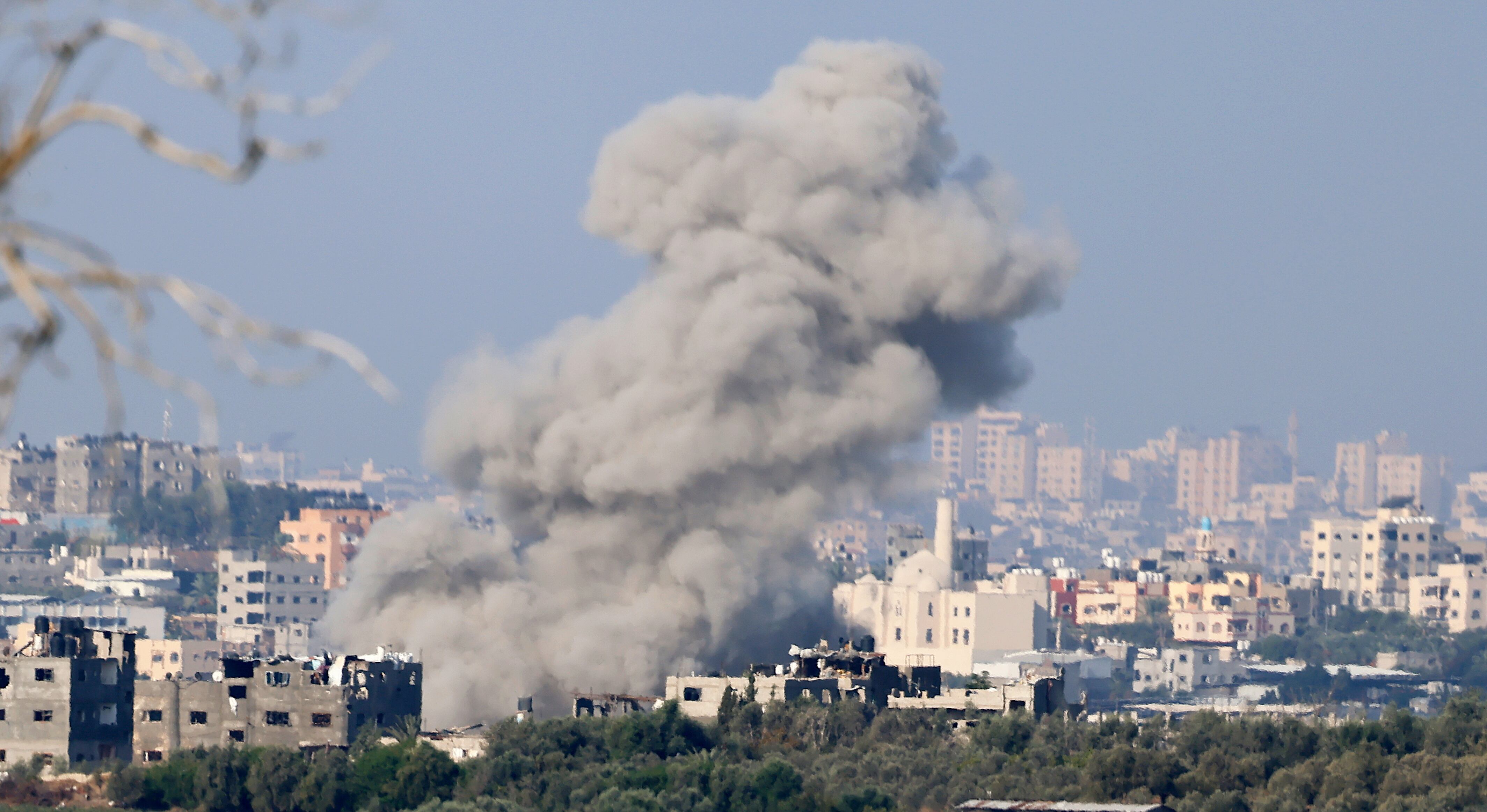 Una columna de humo después de un bombardeo israelí en la Franja de Gaza.