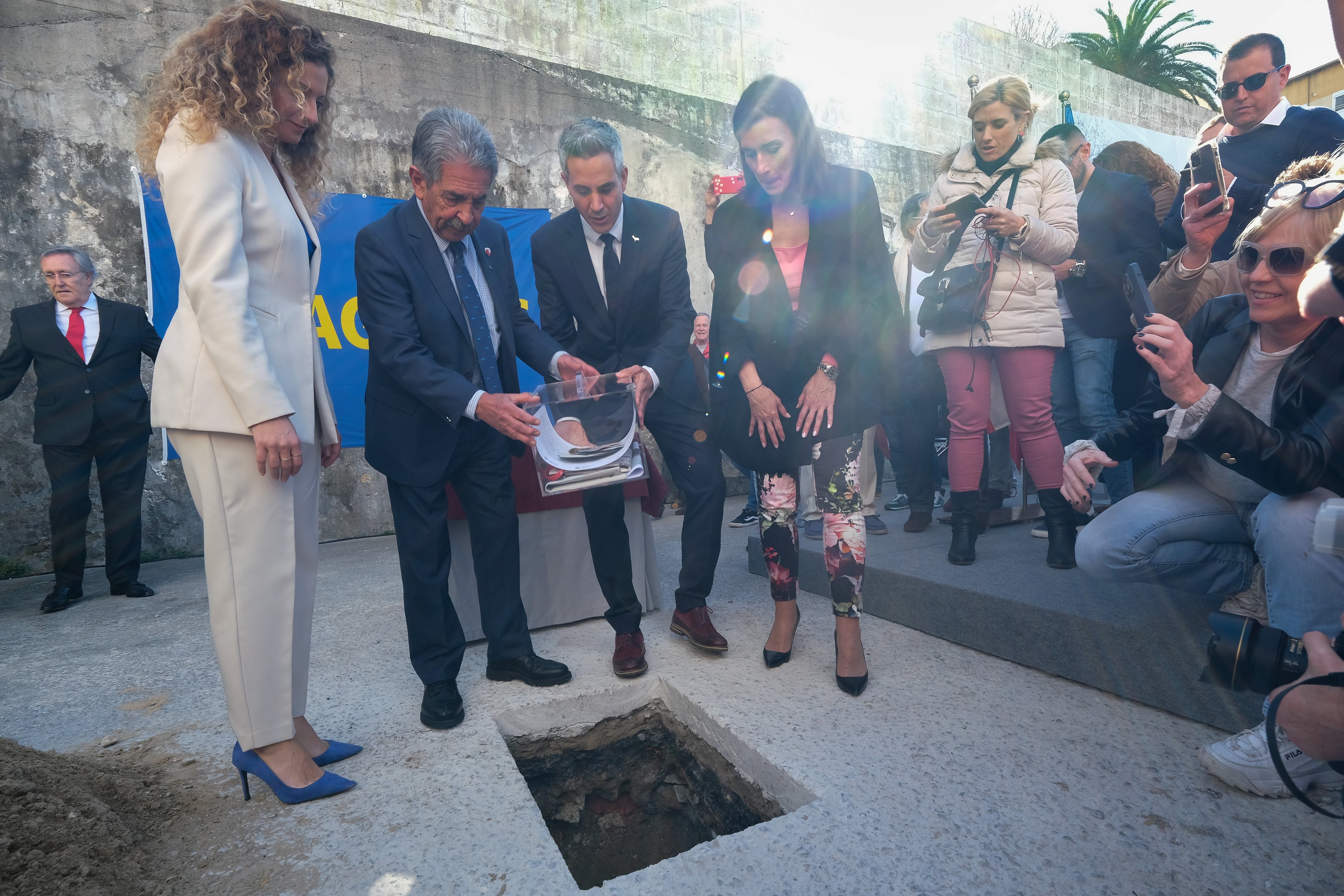 El presidente de Cantabria, Miguel Ángel Revilla; el vicepresidente y consejero de Universidades, Igualdad, Cultura y Deporte, Pablo Zuloaga, y varios consejeros, asisten a la colocación de la primera piedra de la futura sede del MUPAC.