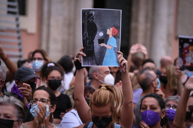 Varias mujeres participan en una de las concentraciones convocadas por toda España en solidaridad con las mujeres afganas en la plaza de la Virgen de Valencia