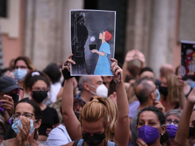 Varias mujeres participan en una de las concentraciones convocadas por toda España en solidaridad con las mujeres afganas en la plaza de la Virgen de Valencia