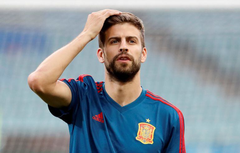 Gerard Piqué durant un entrenament amb Espanya a Sochi, Rússia