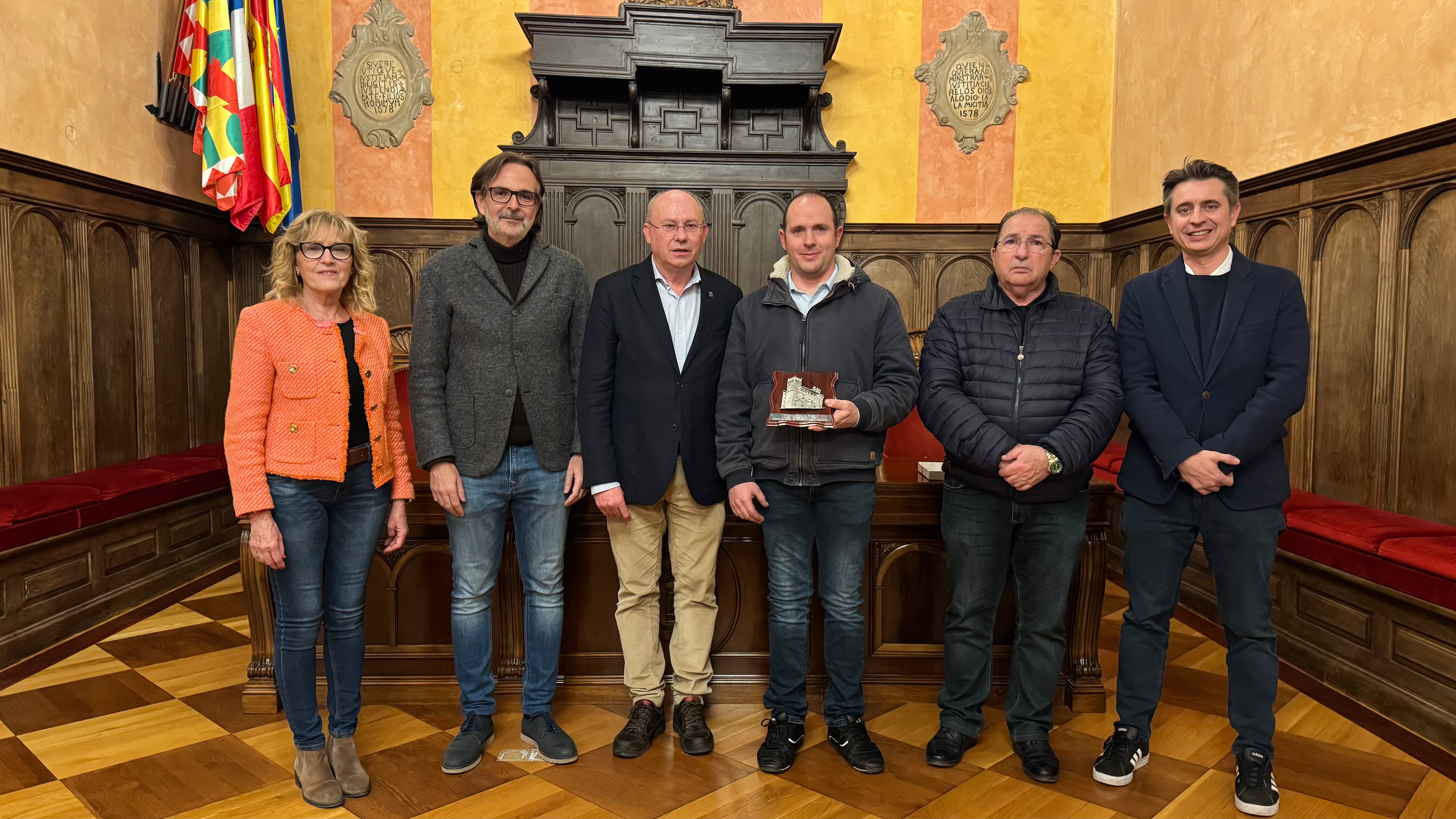 El piloto oscense José Manuel Sancho, en la recepción en el Ayuntamiento de Huesca tras proclamarse campeón de España de Aceleración