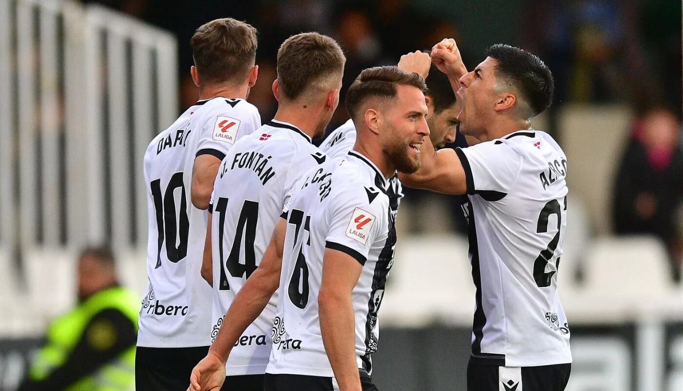 La plantilla del Cartagena celebra el gol de Poveda al Mirandés