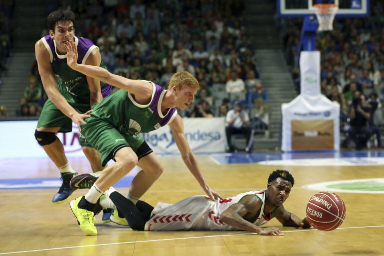 Alberto Díaz lucha por un balón con Adams