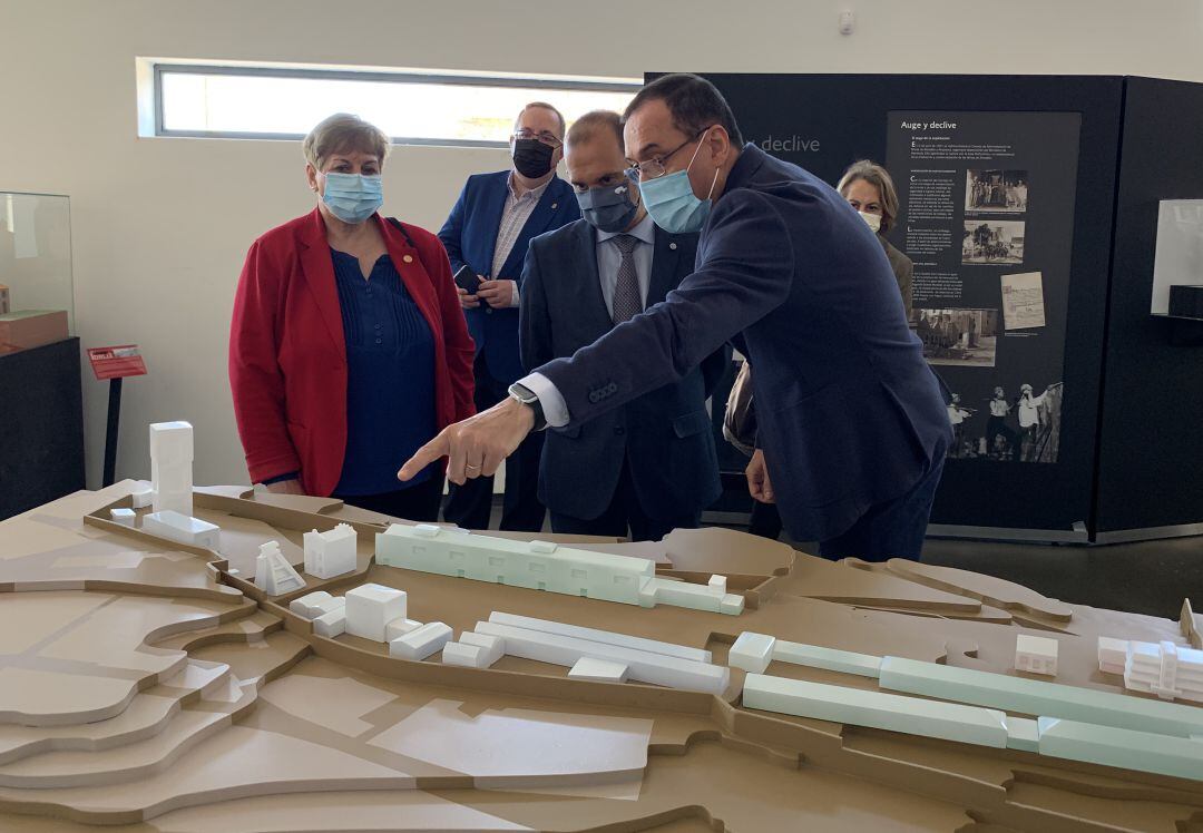 Pablo Bellido, presidente de las Cortes Regionales durante la visita que ha girado a Almadén, junto a la alcaldesa Mari Carmen Montes y otros representantes del municipio