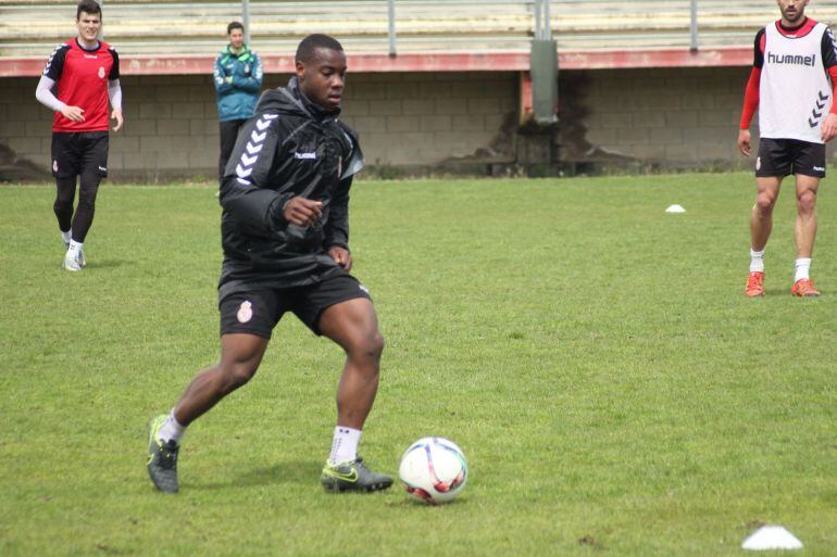 Madibo conduce el balón durante el entrenamiento 