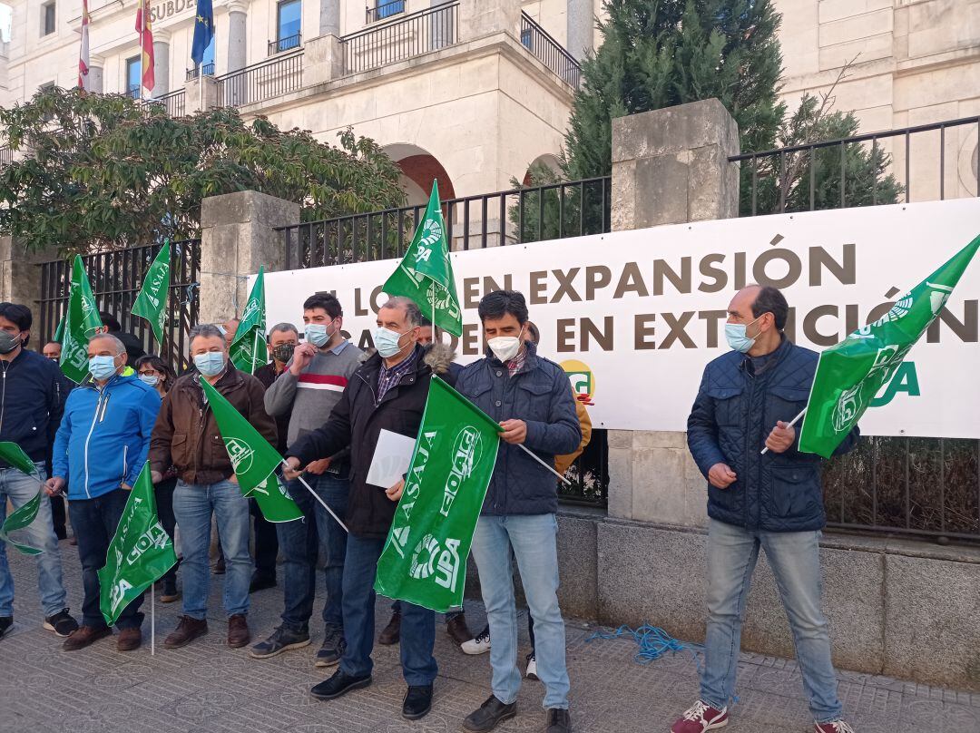 Concentración a las puertas de la Subdelegación del Gobierno