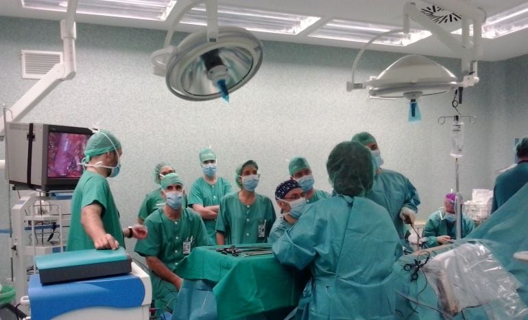 Profesionales del hospital durante un trasplante renal