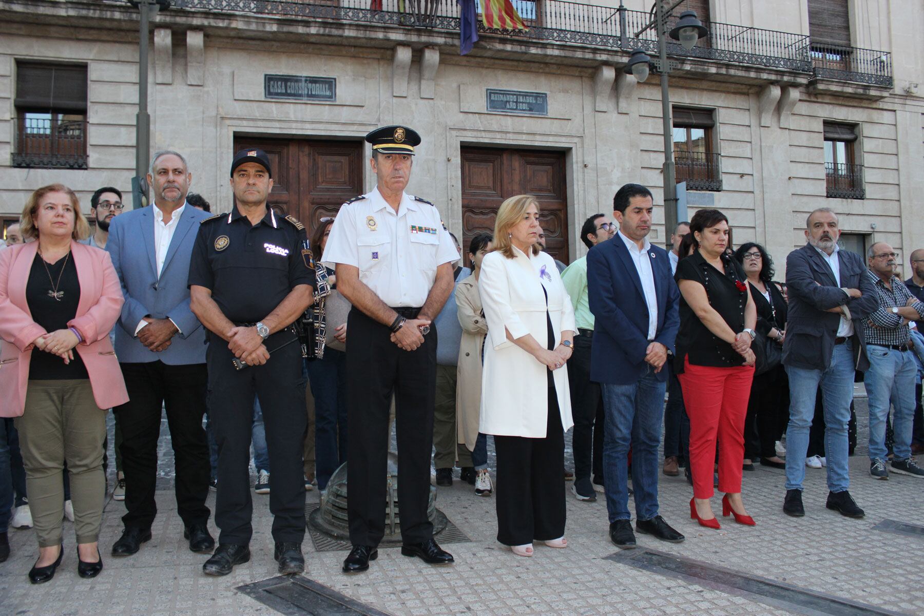 Araceli Poblador y Toni Francés, al frente de las autoridades que han estado presentes en el acto solidario de protesta
