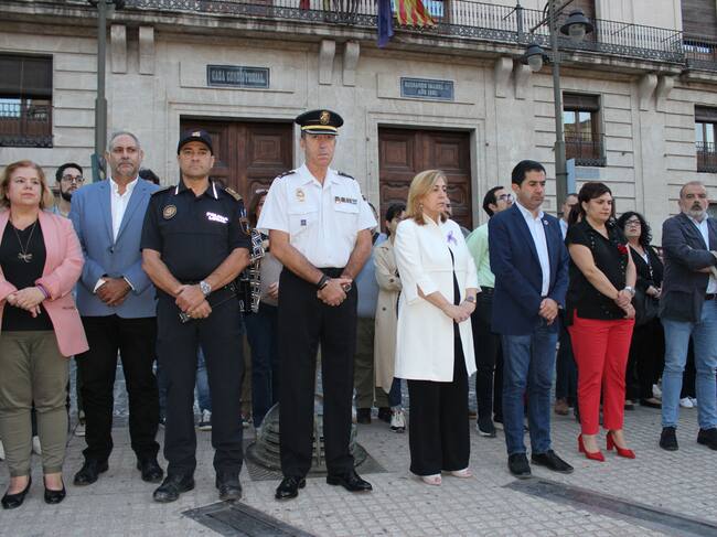 Araceli Poblador y Toni Francés, al frente de las autoridades que han estado presentes en el acto solidario de protesta