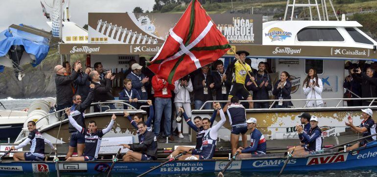 La trainera de Urdaibai se ha proclamado hoy vencedora de la XXXIV Bandera de Bermeo, decimoctava regata puntuable de la Liga ACT-San Miguel 2016