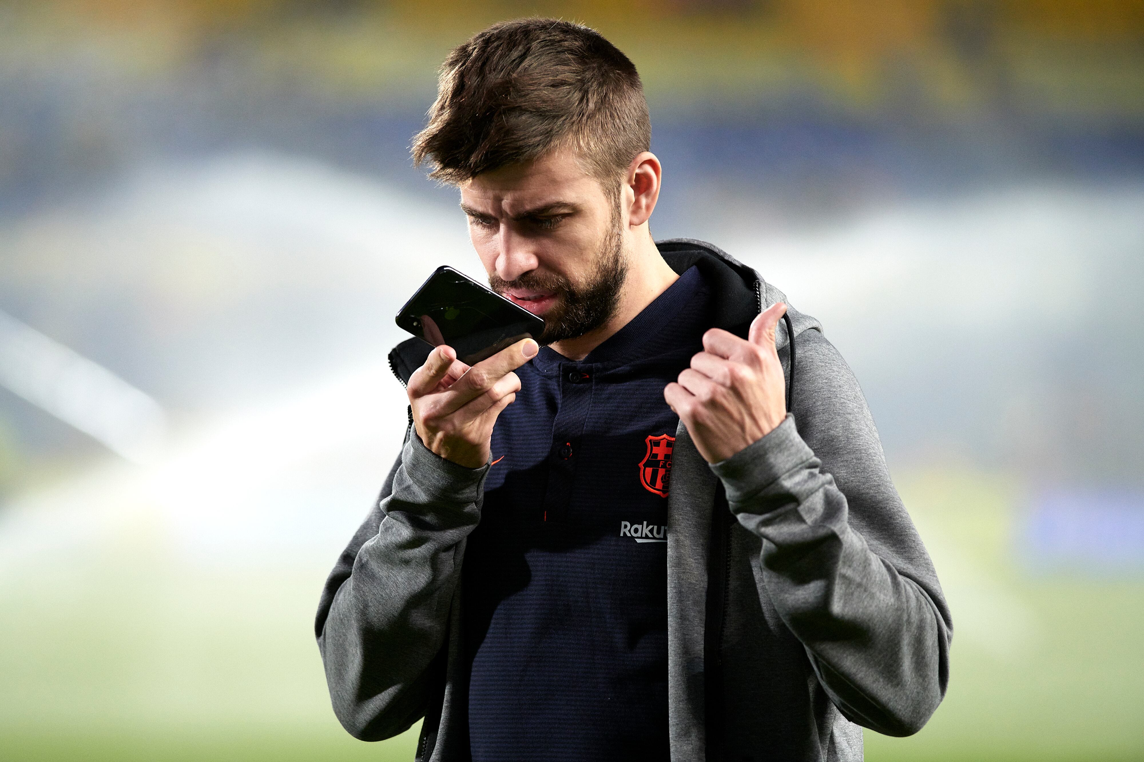 Gerard Piqué con su teléfono móvil en Las Palmas