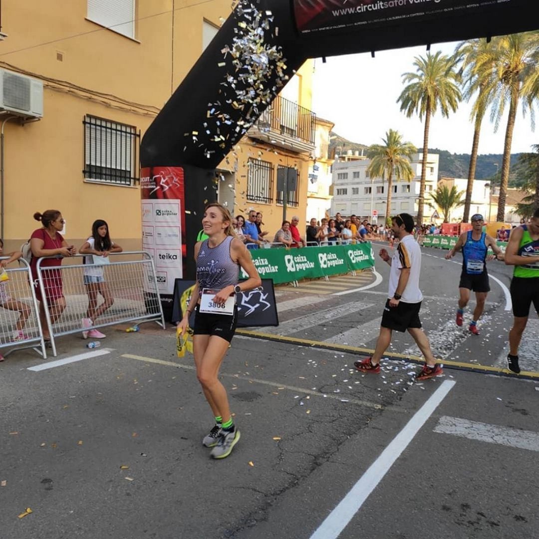 Isabel Ferrer cruza la meta como campeona