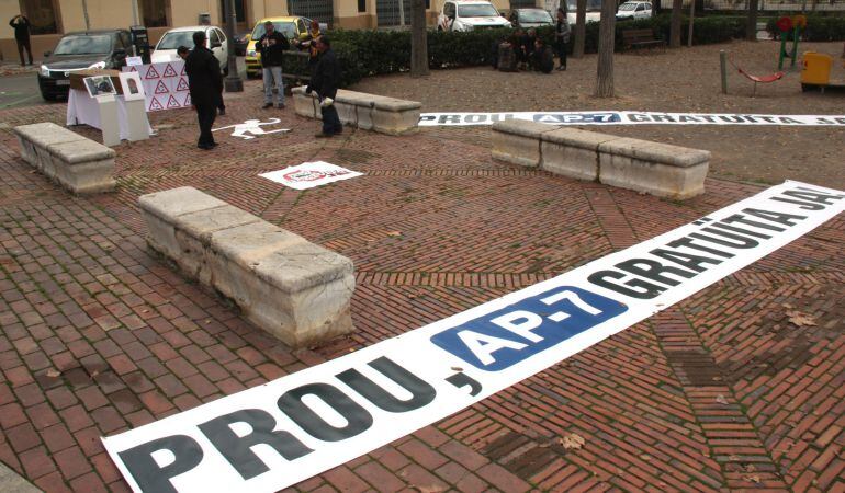 Muntatge de protesta que membres del moviment veïnal ebrenc ha instal·lat a les portes de la delegació del Ministeri de Foment a Tarragona. 