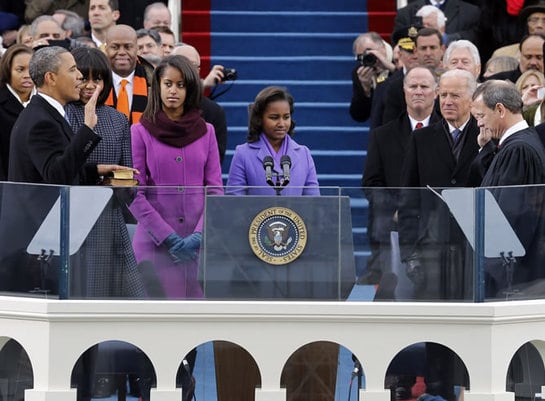 Obama jura su cargo ante el presidente del Tribunal Supremo de Estados Unidos, el magistrado John Roberts.