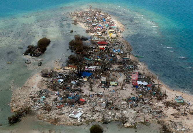 Vista aérea de una ciudad costera devastada por el súper tifón Haiyan en la provincia de Samar en el centro de Filipinas. Haiyan arrasó el centro de Filipinas y mató a unas 10.000 personas.