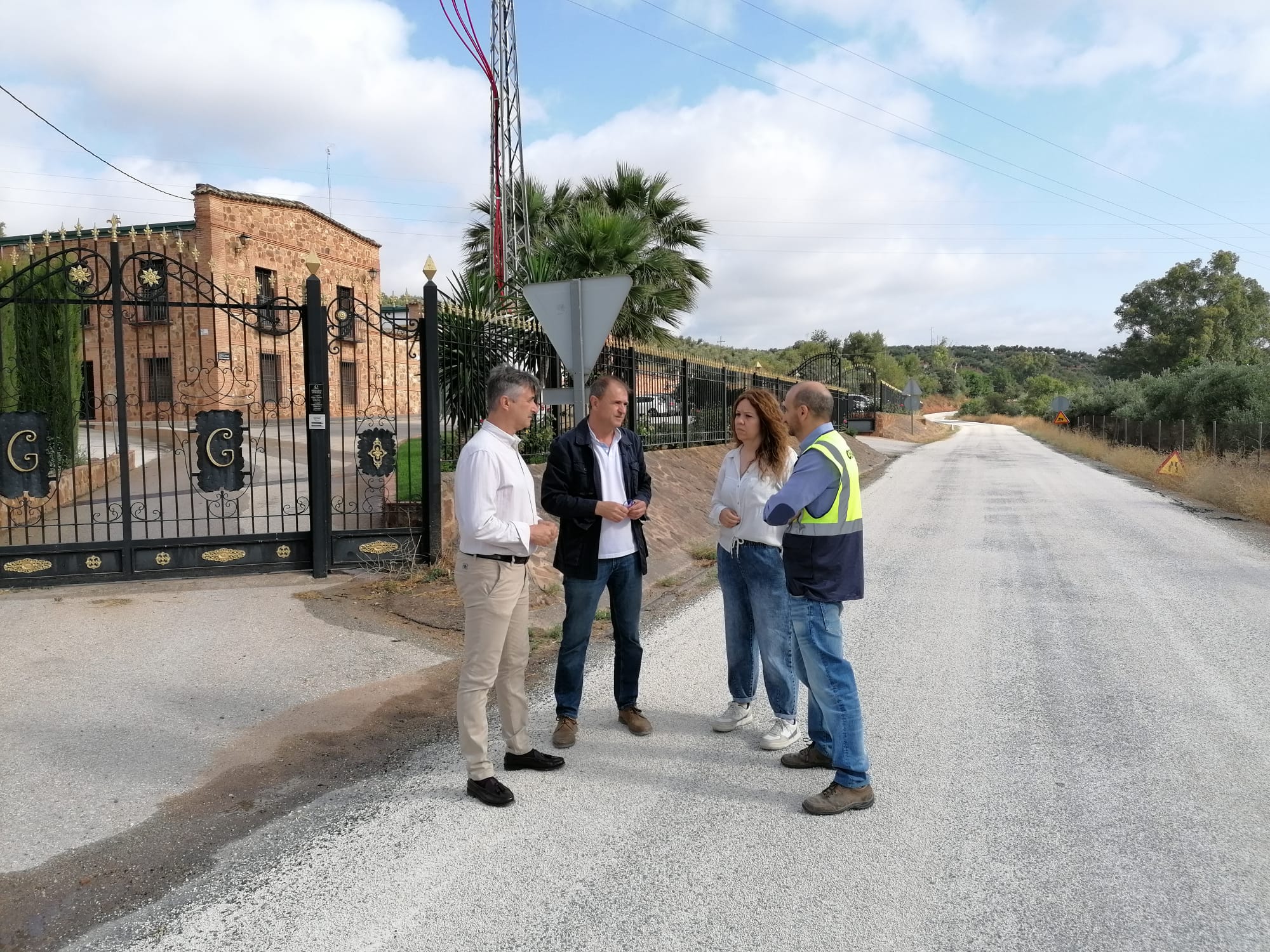 El diputado de Infraestructuras Municipales, José Luis Agea (primero por la izqda), durante su visita a Villanueva de la Reina.