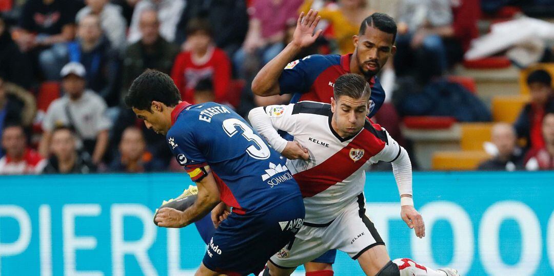 Lance del juego entre Embarba, Etxeita y Yángel Herrera