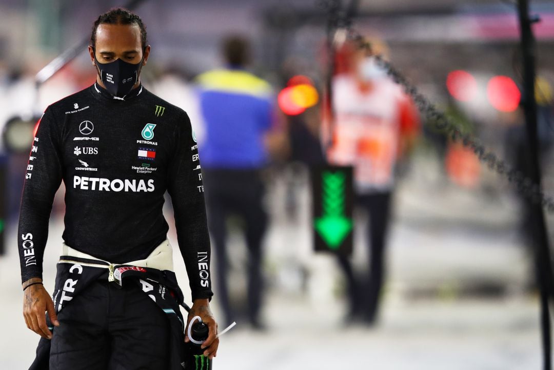 Lewis Hamilton durante el parón de la bandera roja del GP de Bahrein. 