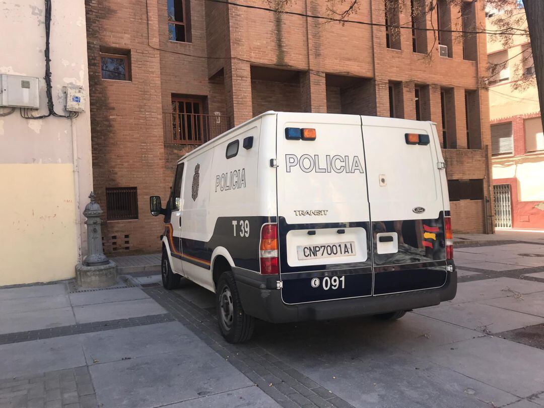 Furgón policial con el que se ha trasladado al detenido a los juzgados de Elda