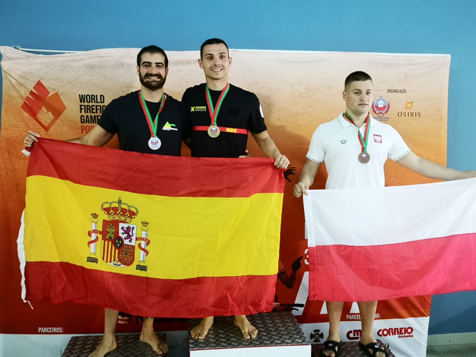 Carlos Morales, celebrando una de sus medallas de plata