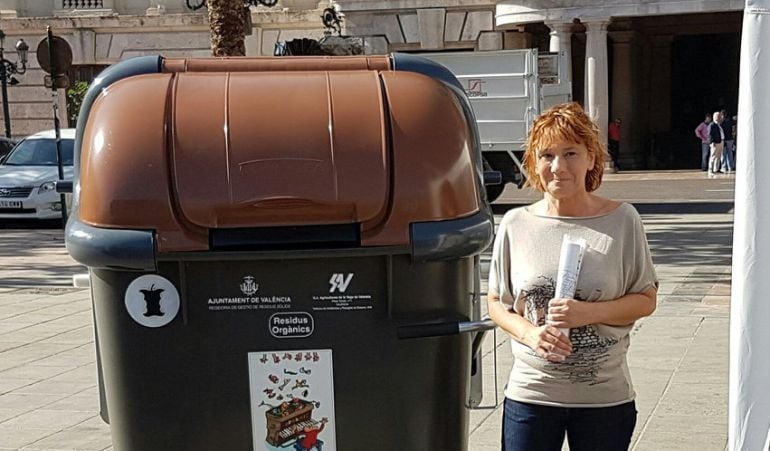 La recogida de residuos, Pilar Soriano, junto a uno de los nuevos contenedores de basura orgánica que se van a instalar en las calles de Valencia