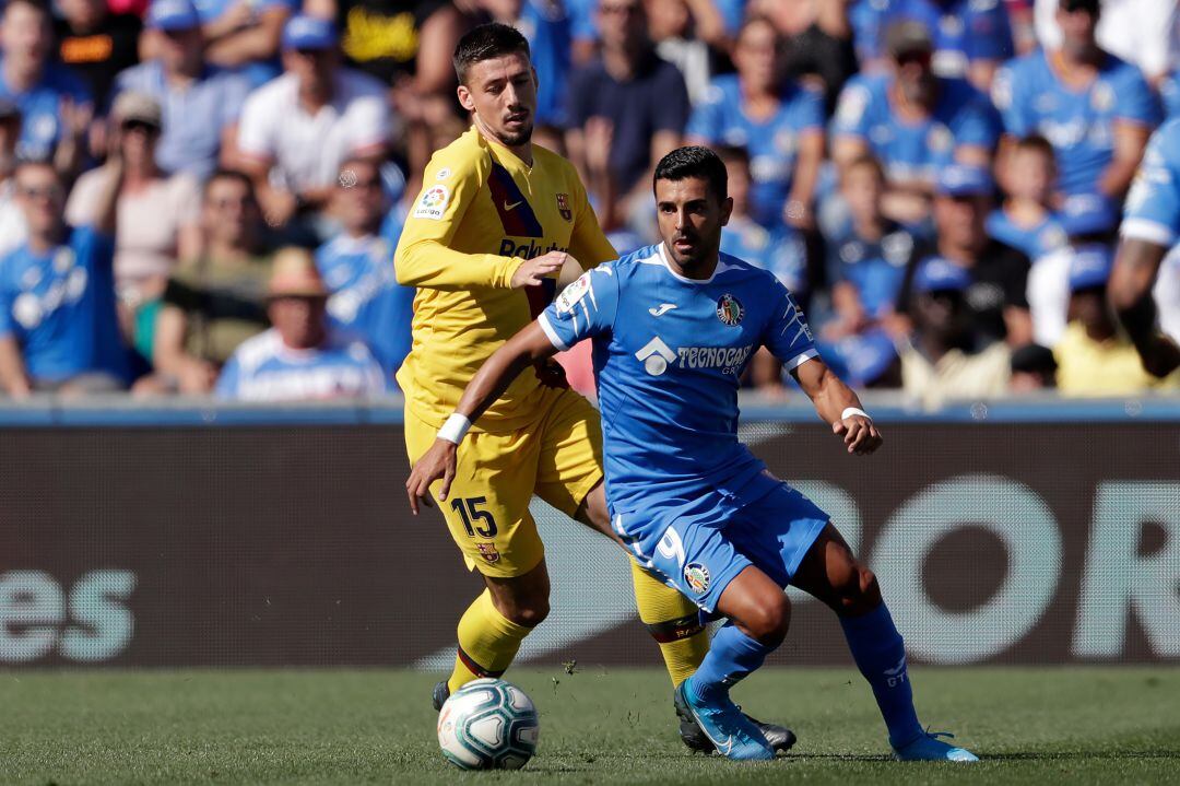 Ángel (Getafe CF) se zafa de Clement Lenglet (FC Barcelona) durante el partido de la primera vuelta en el Coliseum