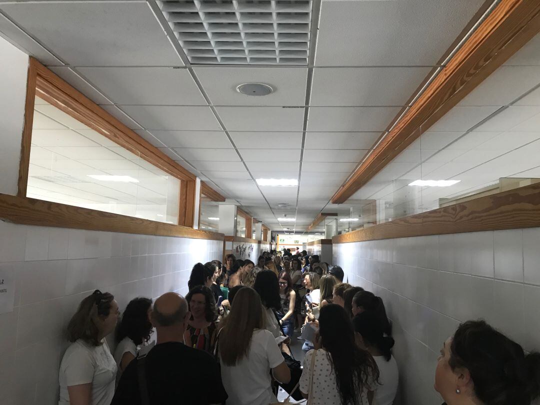 Los opositores en Ibiza esperando entrar para hacer los examenes