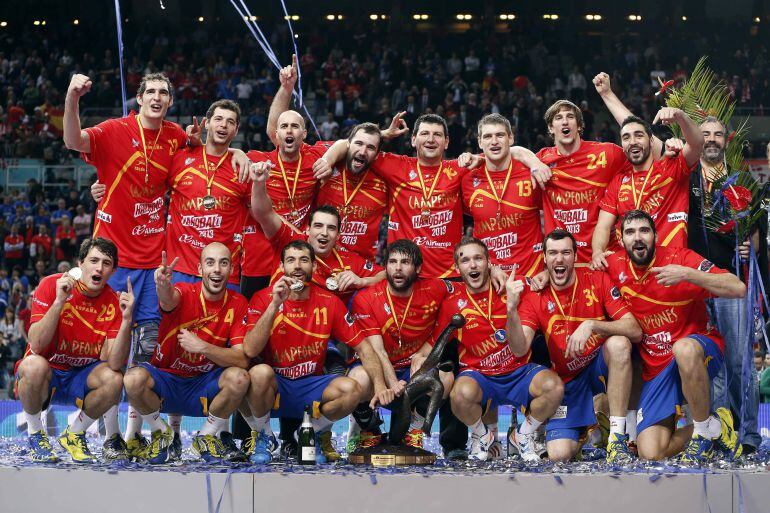 Los jugadores de la selección española de balonmano celebra el oro en el Mundial de 2013