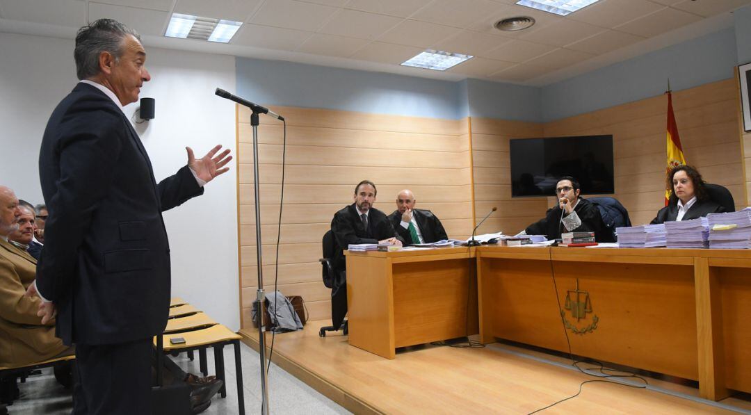 Harry, respondiendo a las preguntas como acusado ante la jueza Susana Bello y con Manolo Higuera esperando su turno de preguntas.