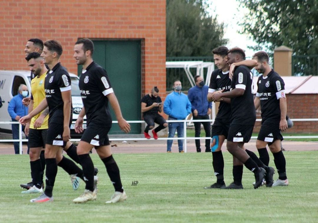 Kawaya, felicitado por sus compañeros tras su gol ante La Virgen