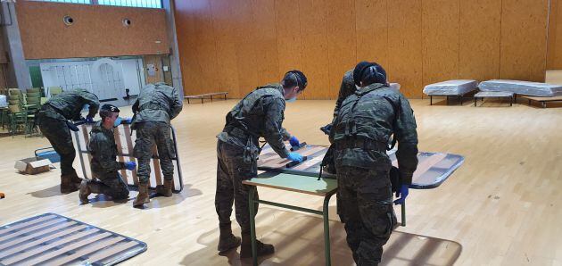 Militares habilitando el Pabellón Rector Gala de la UAH como hospital de emergencia.