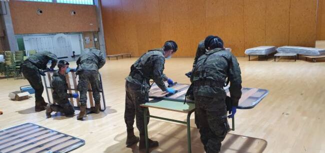 Militares habilitando el Pabellón Rector Gala de la UAH como hospital de emergencia.