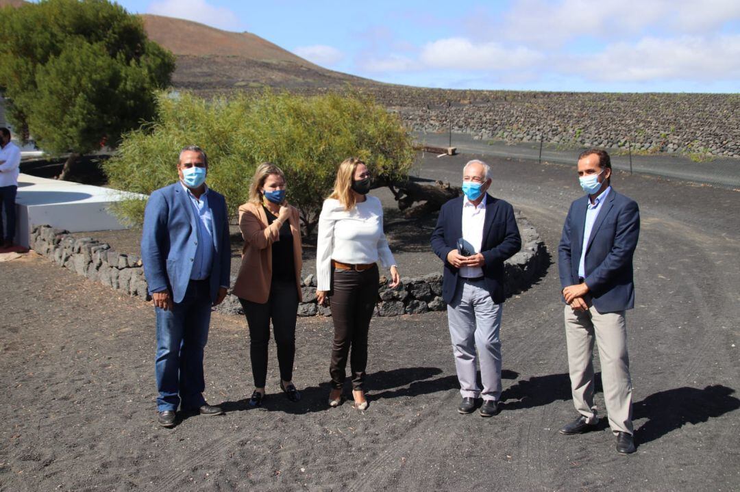 La consejera de Agricultura, Ganadería y Pesca del Gobierno de Canarias, Alicia Vanoostende, en su visita a La Geria junto a la presidenta del Cabildo de Lanzarote y el consejero de Agricultura, Ganadería y Pesca, María Dolores Corujo y Ángel Vázquez.