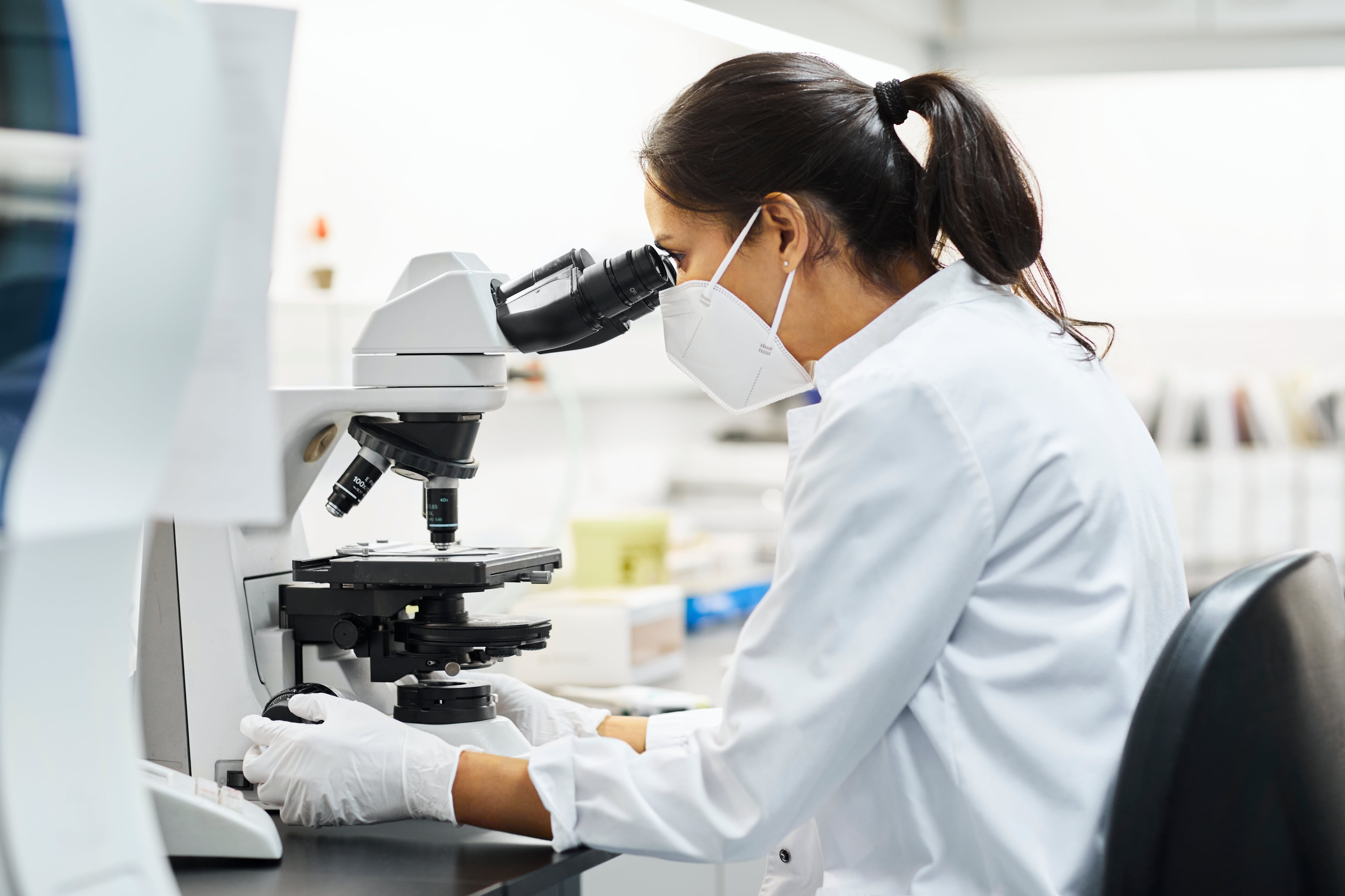 Una científica usa un microscopio, en una imagen de archivo.