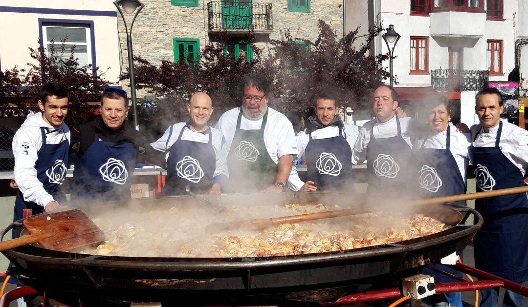 Imagen de parte de los colaboradores la &#039;paellada popular&#039; del año pasado en Ermua