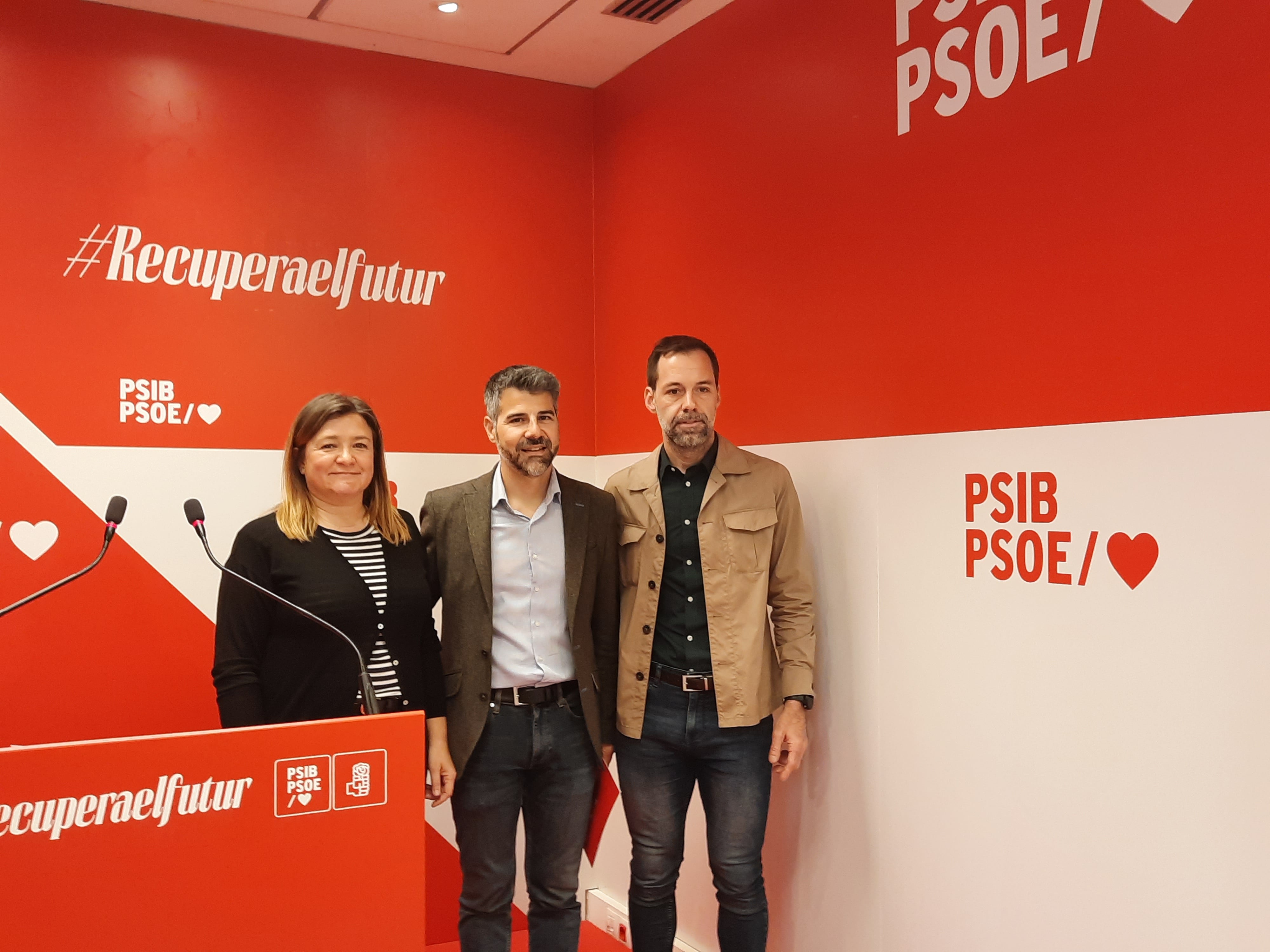 Mercedes Garrido, Javier de Juan y Francisco Ducrós, en la rueda de prensa del PSIB-PSOE sobre alquileres turísticos ilegales