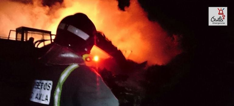 Bomberos trabajando en el incendio de una planta de residuos en Arévalo (Ávila)