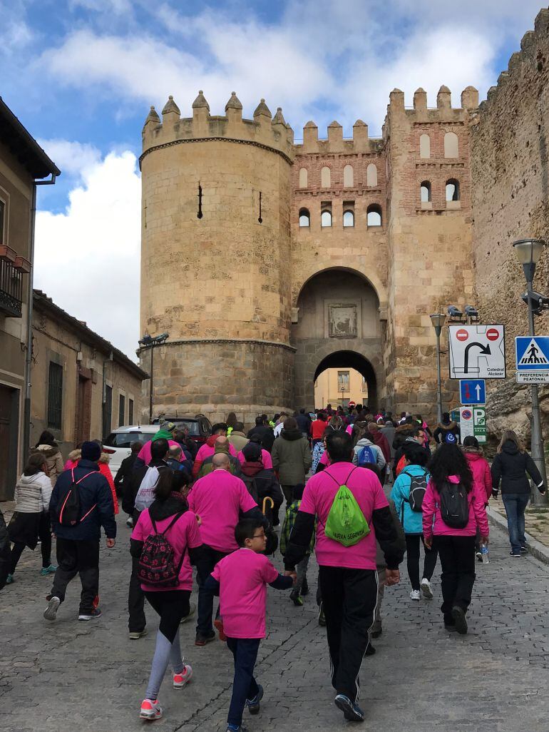 Los 450 participantes en la VI Marcha Cofrade atraviesan el arco de San Andrés