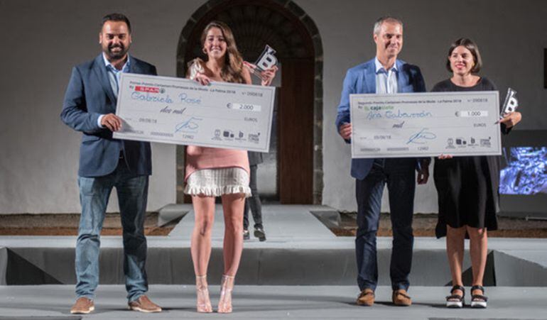 Gabriela Rosé (i) y Ana Gabarrón, recibiendo el premio como ganadoras del Certamen Jóvenes Promesas en Isla Bonita Moda.