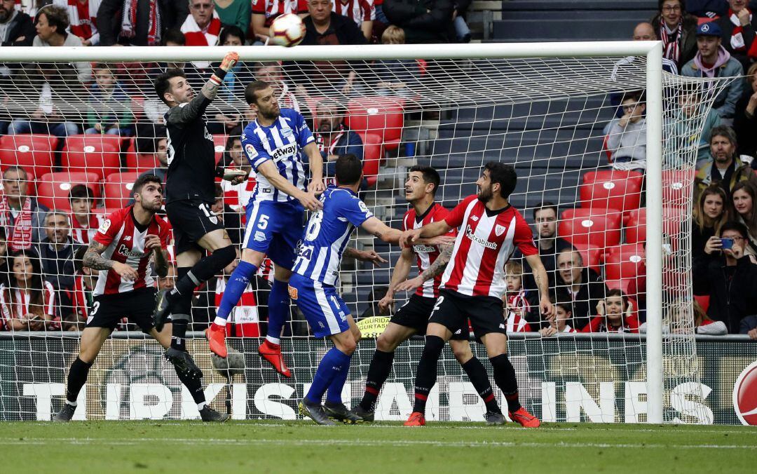 Imagen de archivo de un derbi entre Athletic y Alavés disputado en San Mamés.